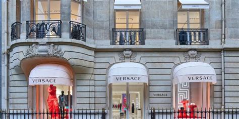 Versace amplia la rete retail e lancia un nuovo concept